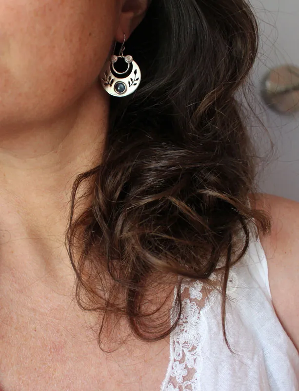 Après le crépuscule, boucles d’oreilles feuilles nocturnes en argent et disthène