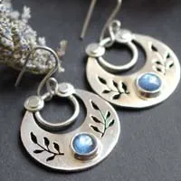 Après le crépuscule, boucles d’oreilles feuilles nocturnes en argent et disthène