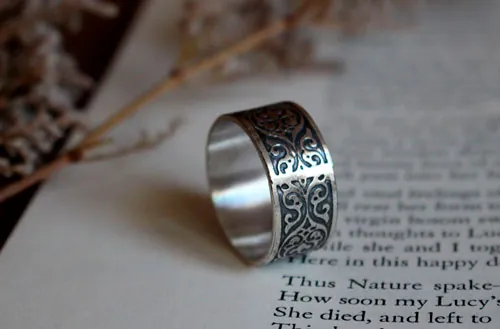 Arabesques de feuilles, bague volute baroque en argent