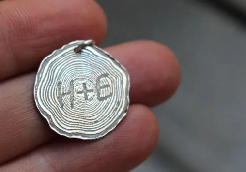 Arbre gravé, pendentif initiales sur un tronc d’arbre en argent