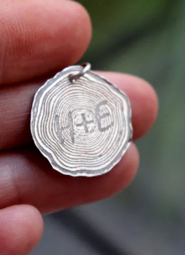 Arbre gravé, pendentif initiales sur un tronc d’arbre en argent