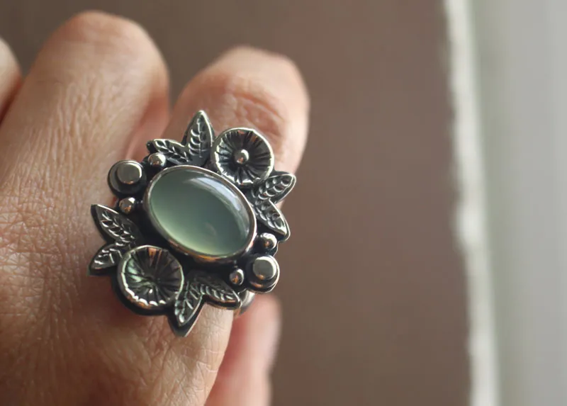 Arôme après la pluie, bague fleur en argent et calcédoine