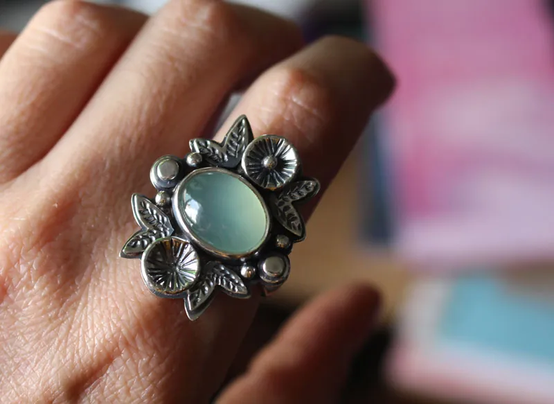 Arôme après la pluie, bague fleur en argent et calcédoine