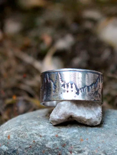 Au-delà des cimes, bague montagne et forêt en argent