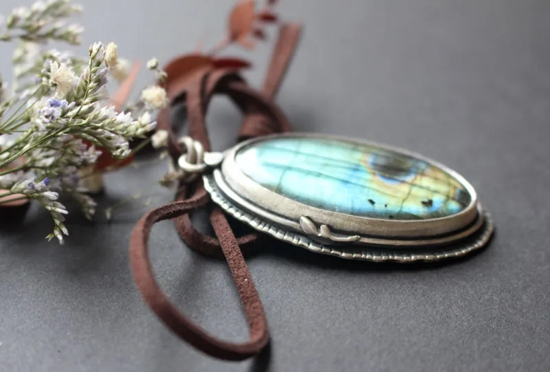 Au cœur de la forêt, pendentif esprit du corbeau en argent et labradorite