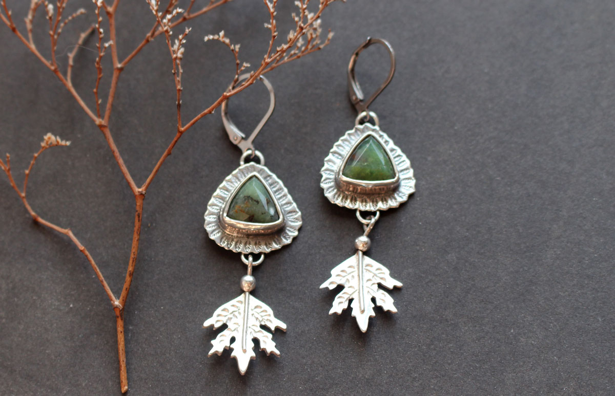Au cœur de la forêt, boucles d’oreilles feuille en argent et chrysoprase