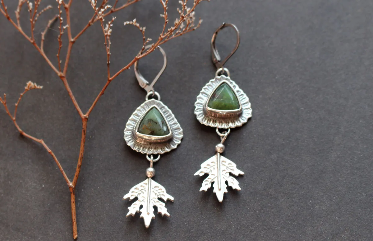 Au cœur de la forêt, boucles d’oreilles feuille en argent et chrysoprase