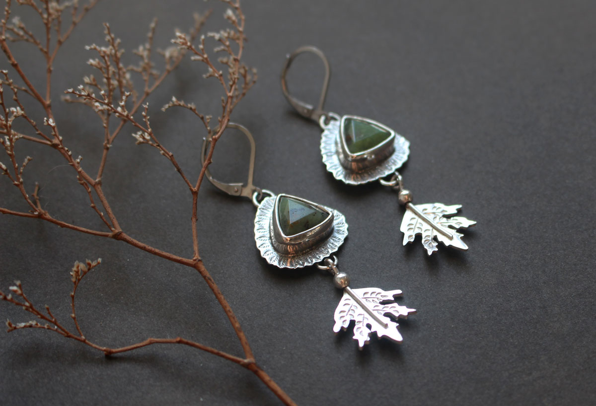 Au cœur de la forêt, boucles d’oreilles feuille en argent et chrysoprase