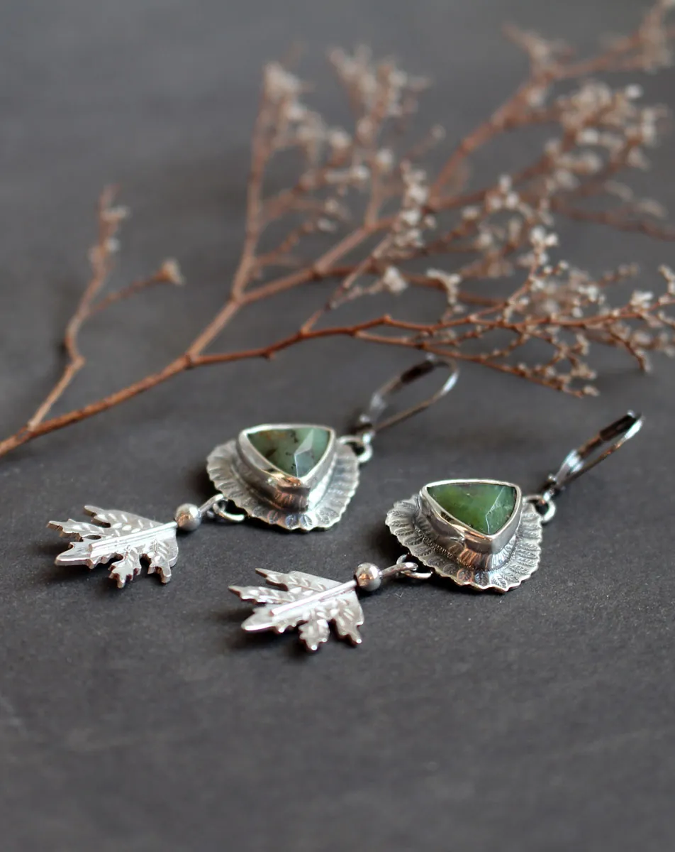 Au cœur de la forêt, boucles d’oreilles feuille en argent et chrysoprase