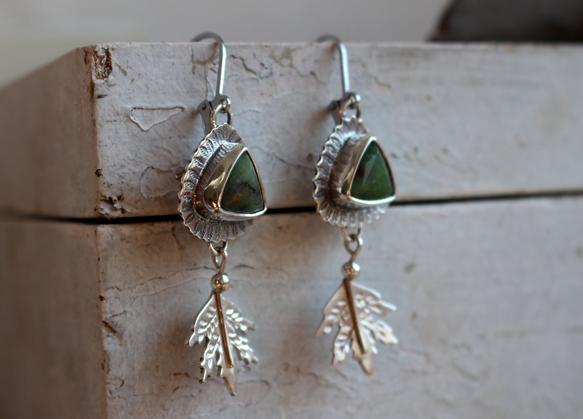 Au cœur de la forêt, boucles d’oreilles feuille en argent et chrysoprase