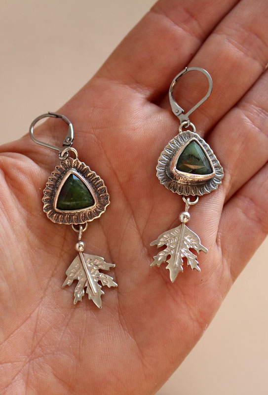 Au cœur de la forêt, boucles d’oreilles feuille en argent et chrysoprase