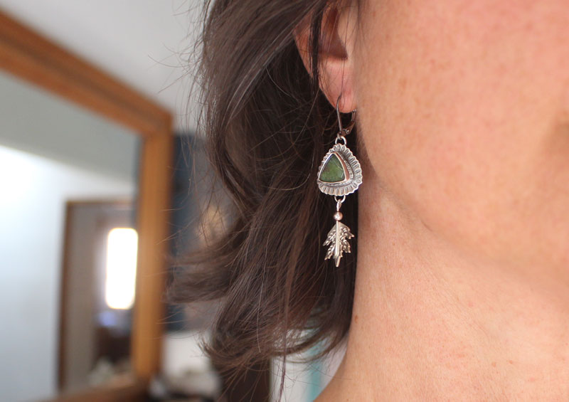 Au cœur de la forêt, boucles d’oreilles feuille en argent et chrysoprase