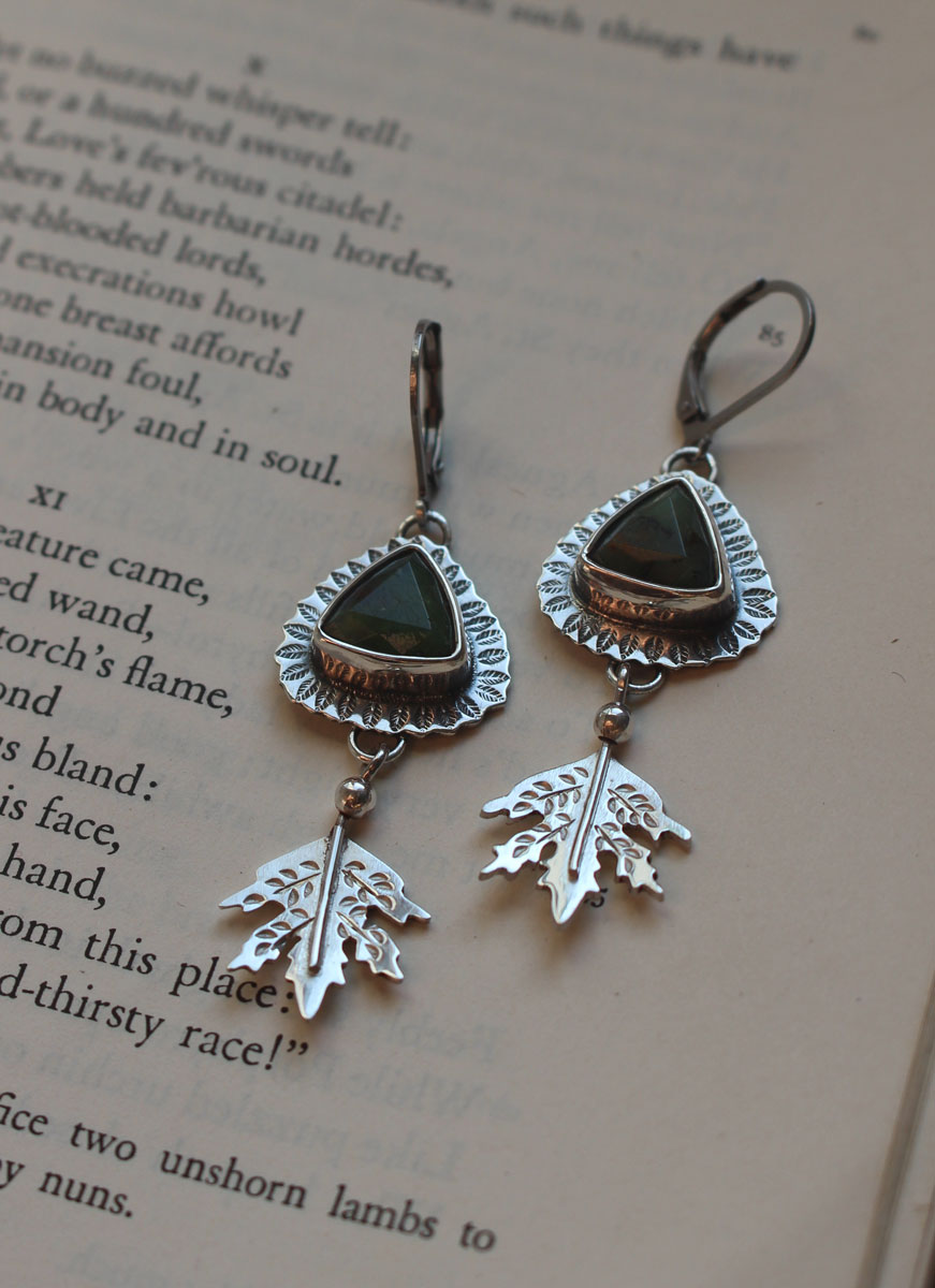 Au cœur de la forêt, boucles d’oreilles feuille en argent et chrysoprase