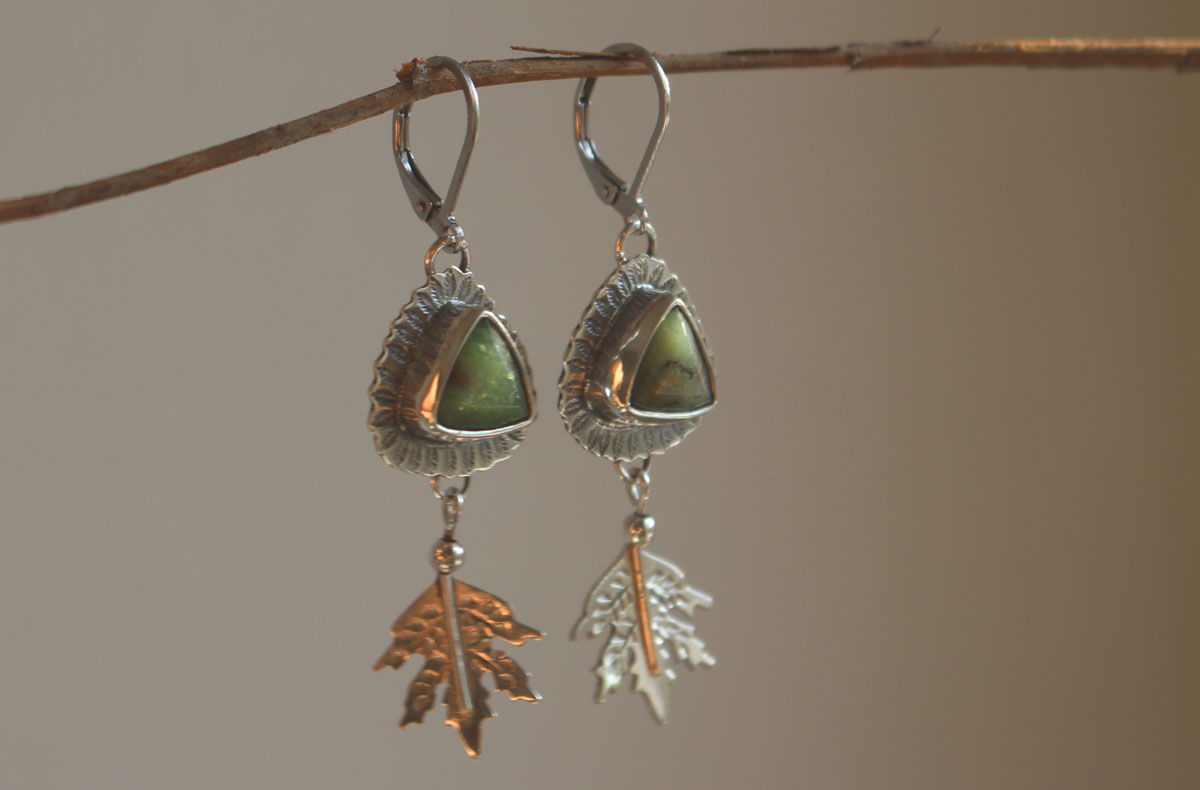 Au cœur de la forêt, boucles d’oreilles feuille en argent et chrysoprase