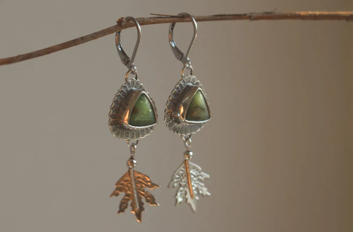 Au cœur de la forêt, boucles d’oreilles feuille en argent et chrysoprase