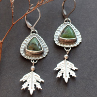 Au cœur de la forêt, boucles d’oreilles feuille en argent et chrysoprase