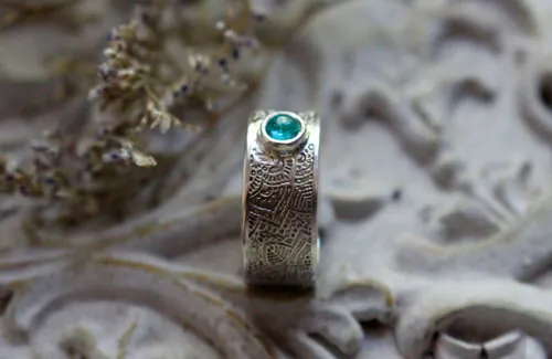 Au gré de l’eau, bague mandala de l’abondance en argent et apatite