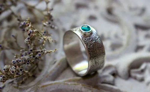 Au gré de l’eau, bague mandala de l’abondance en argent et apatite