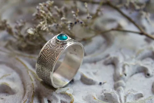 Au gré de l’eau, bague mandala de l’abondance en argent et apatite