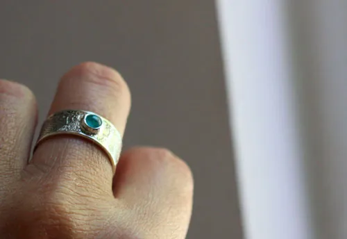 Au gré de l’eau, bague mandala de l’abondance en argent et apatite