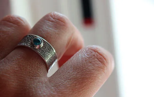Au gré de l’eau, bague mandala de l’abondance en argent et apatite