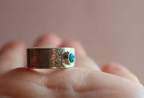 Au gré de l’eau, bague mandala de l’abondance en argent et apatite