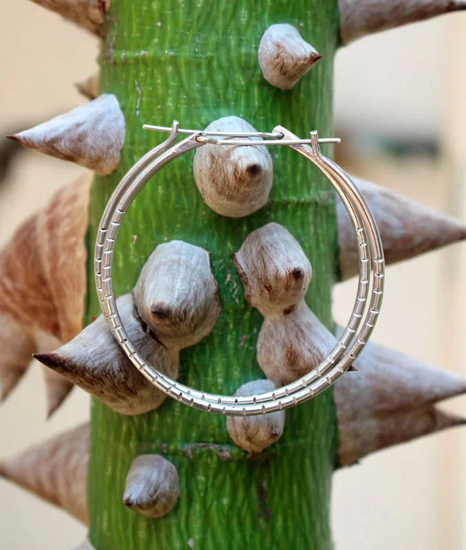 Aura, grandes boucles d’oreilles créoles martelées en argent