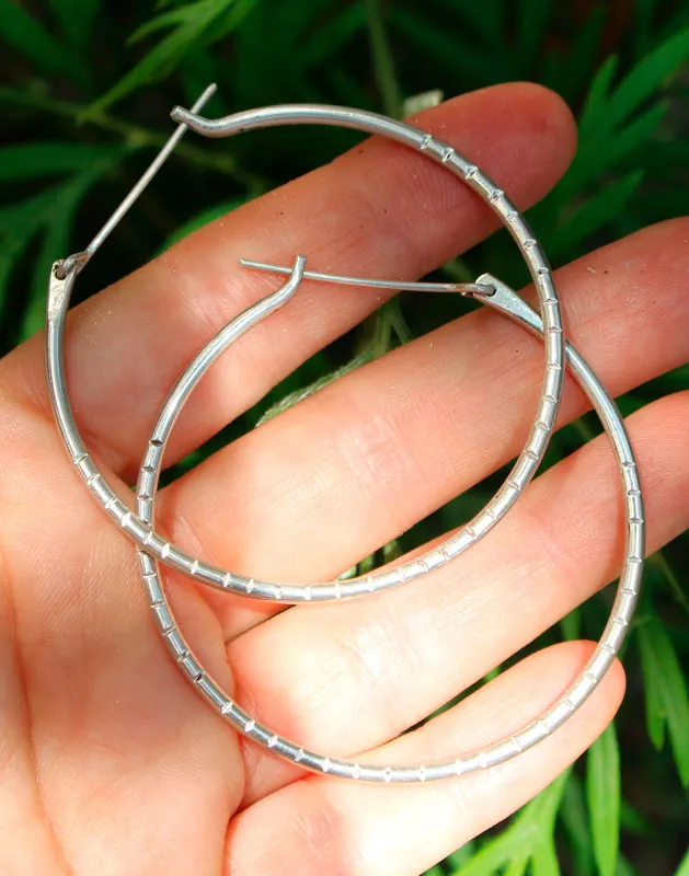 Aura, grandes boucles d’oreilles créoles martelées en argent