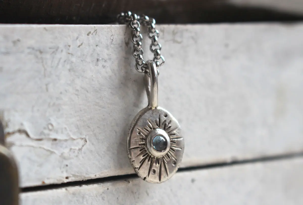 Aura, pendentif lumière d’étoile en argent et zircon bleu