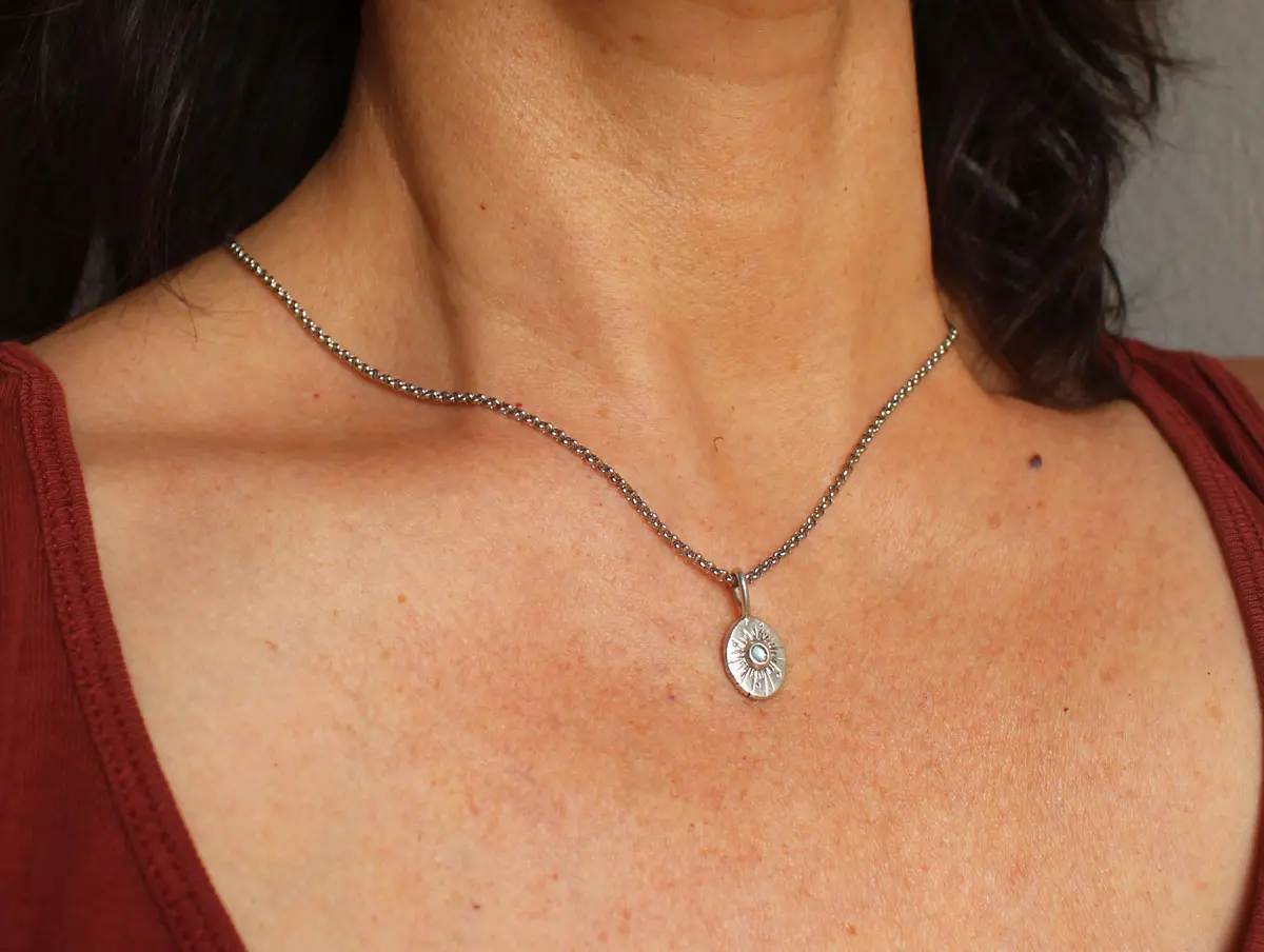 Aura, pendentif lumière d’étoile en argent et zircon bleu