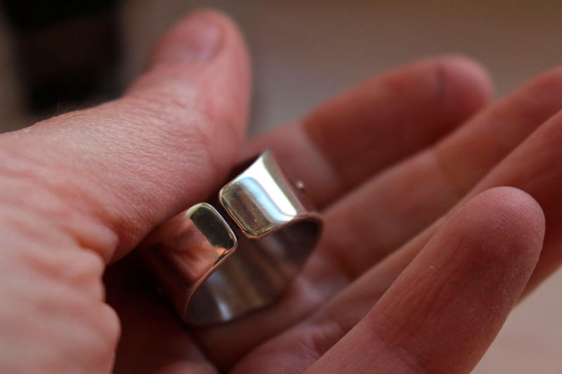 A l’arrivée du printemps, bague feuille en argent et améthyste