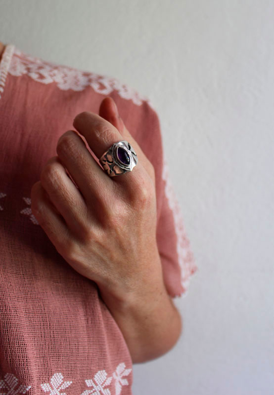 A l’arrivée du printemps, bague feuille en argent et améthyste