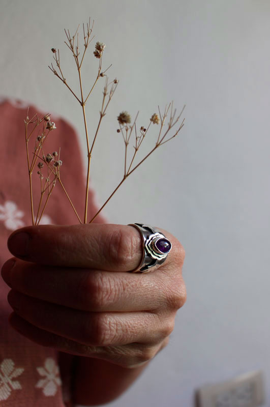 A l’arrivée du printemps, bague feuille en argent et améthyste