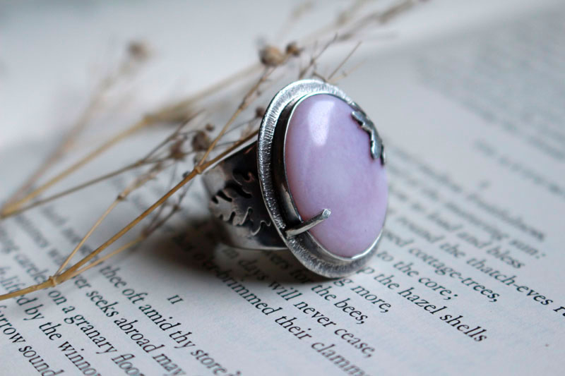 A l’aube du printemps, bague saison en argent et opale rose du Pérou