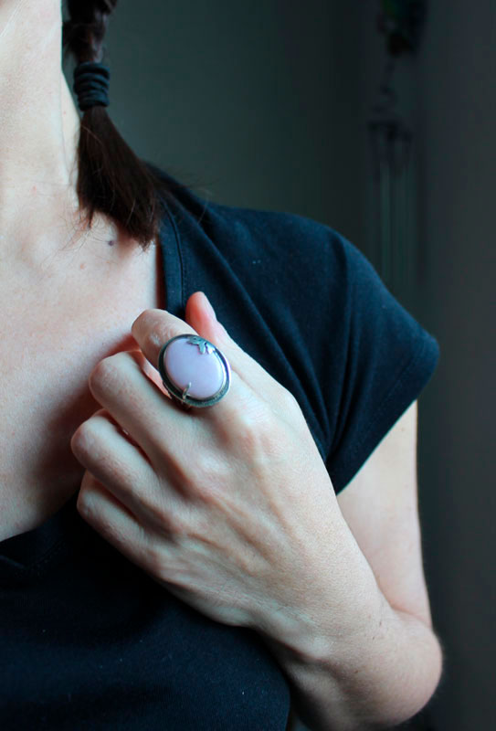 A l’aube du printemps, bague saison en argent et opale rose du Pérou