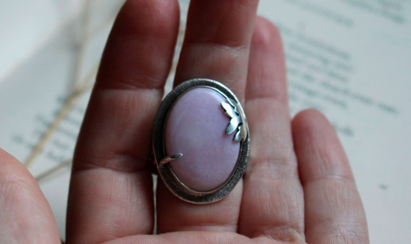 A l’aube du printemps, bague saison en argent et opale rose du Pérou