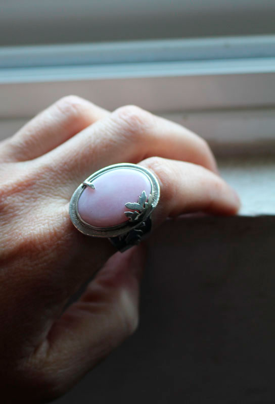 A l’aube du printemps, bague saison en argent et opale rose du Pérou