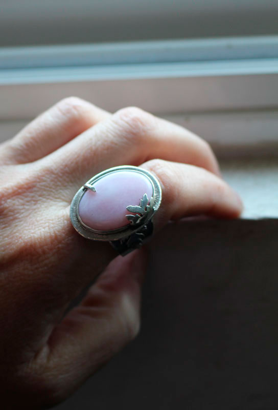 A l’aube du printemps, bague saison en argent opale rose du Pérou