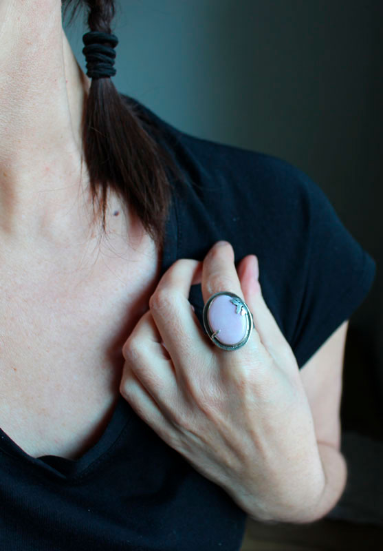 A l’aube du printemps, bague saison en argent et opale rose du Pérou