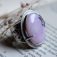 A l’aube du printemps, bague saison en argent et opale rose du Pérou