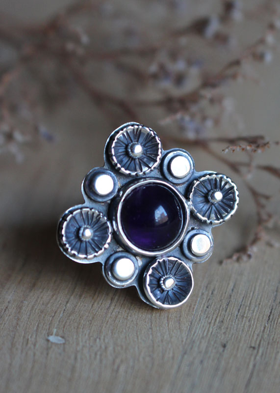 A l’ombre du prunier en fleur, bague nature en argent et améthyste