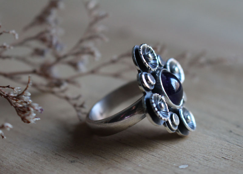 A l’ombre du prunier en fleur, bague nature en argent et améthyste