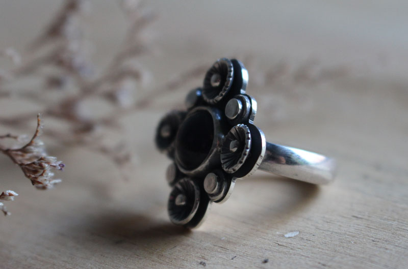 A l’ombre du prunier en fleur, bague nature en argent et améthyste