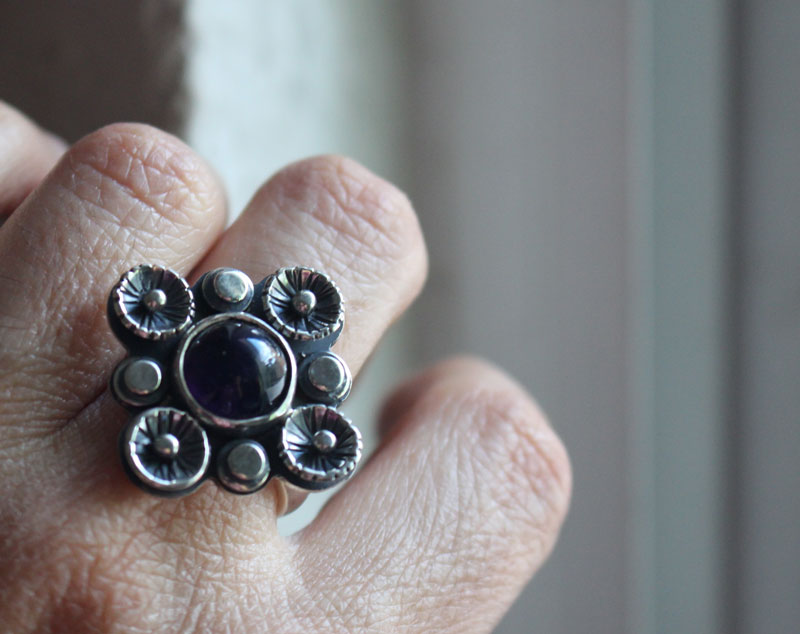 A l’ombre du prunier en fleur, bague nature en argent et améthyste