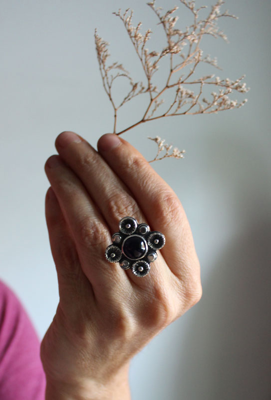 A l’ombre du prunier en fleur, bague nature en argent et améthyste