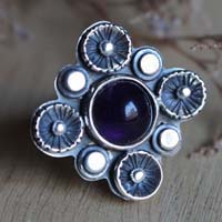 A l’ombre du prunier en fleur, bague nature en argent et améthyste