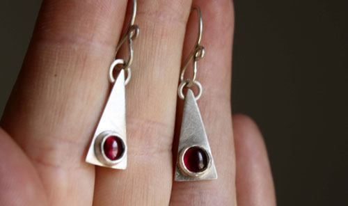 Adasam, boucles d’oreilles triangle en argent et pierre de naissance (grenat, améthyste, aigue-marine, pierre de lune, onyx, alexandrite, rubis, péridot, saphir, opale, citrine, turquoise)
