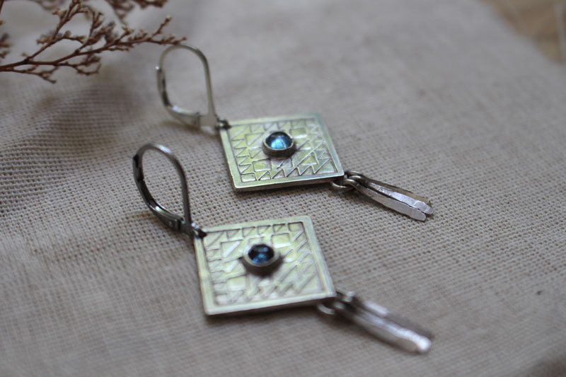 Akapana, boucles d’oreilles cerf-volant en argent et zircon bleu