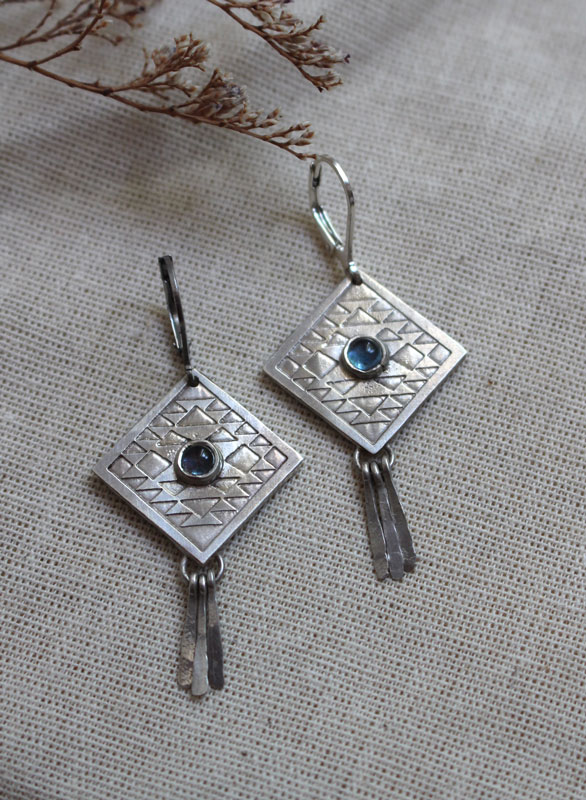 Akapana, boucles d’oreilles cerf-volant en argent et zircon bleu