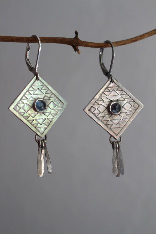 Akapana, boucles d’oreilles cerf-volant en argent et zircon bleu